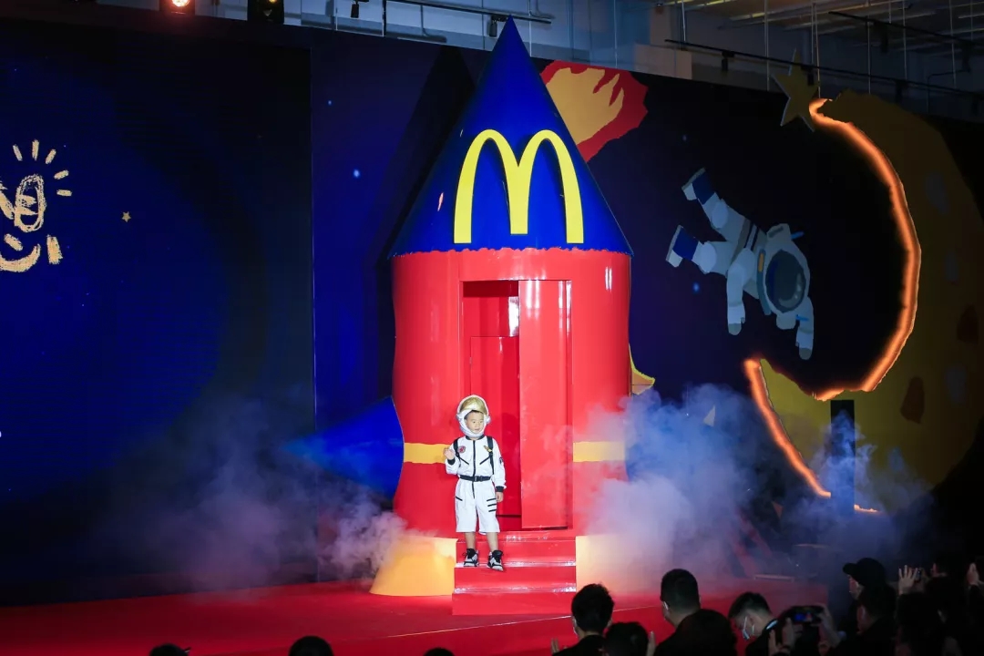 烤鱼麦当劳中国为孩子“点亮梦想”，带你上天！